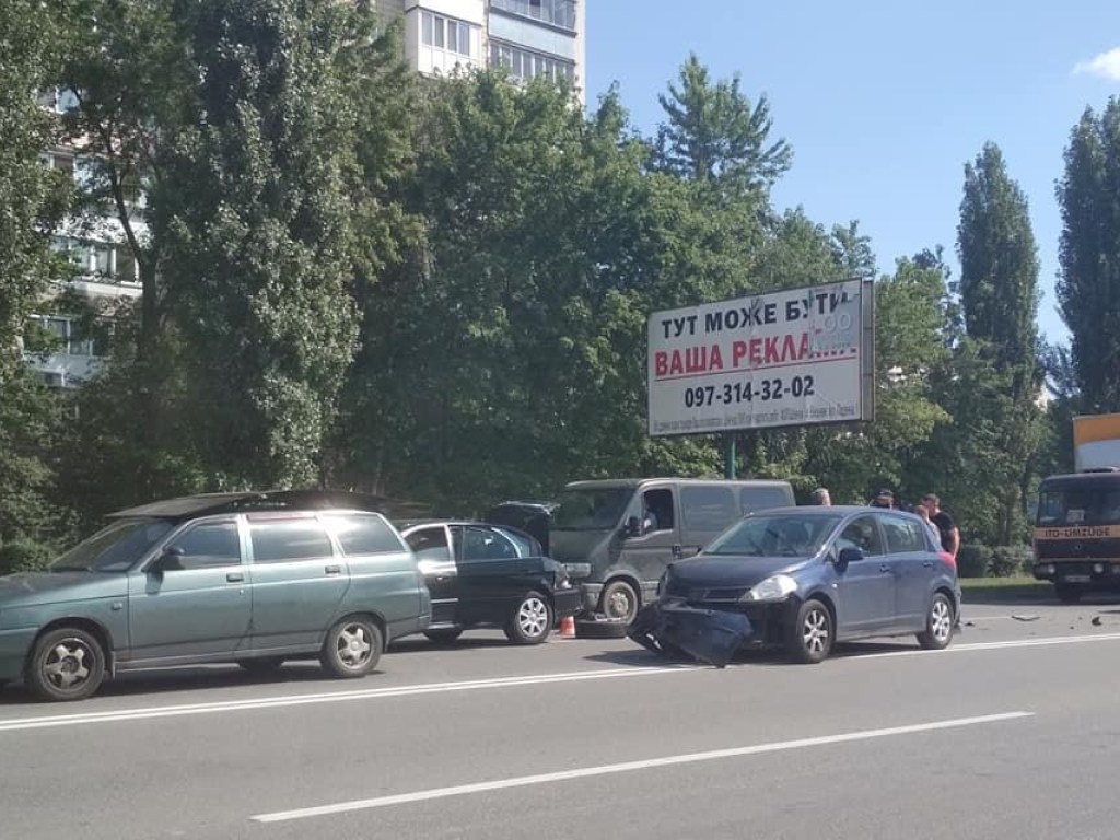 В Вишневом столкнулись 4 авто: что известно об этой аварии (ФОТО)