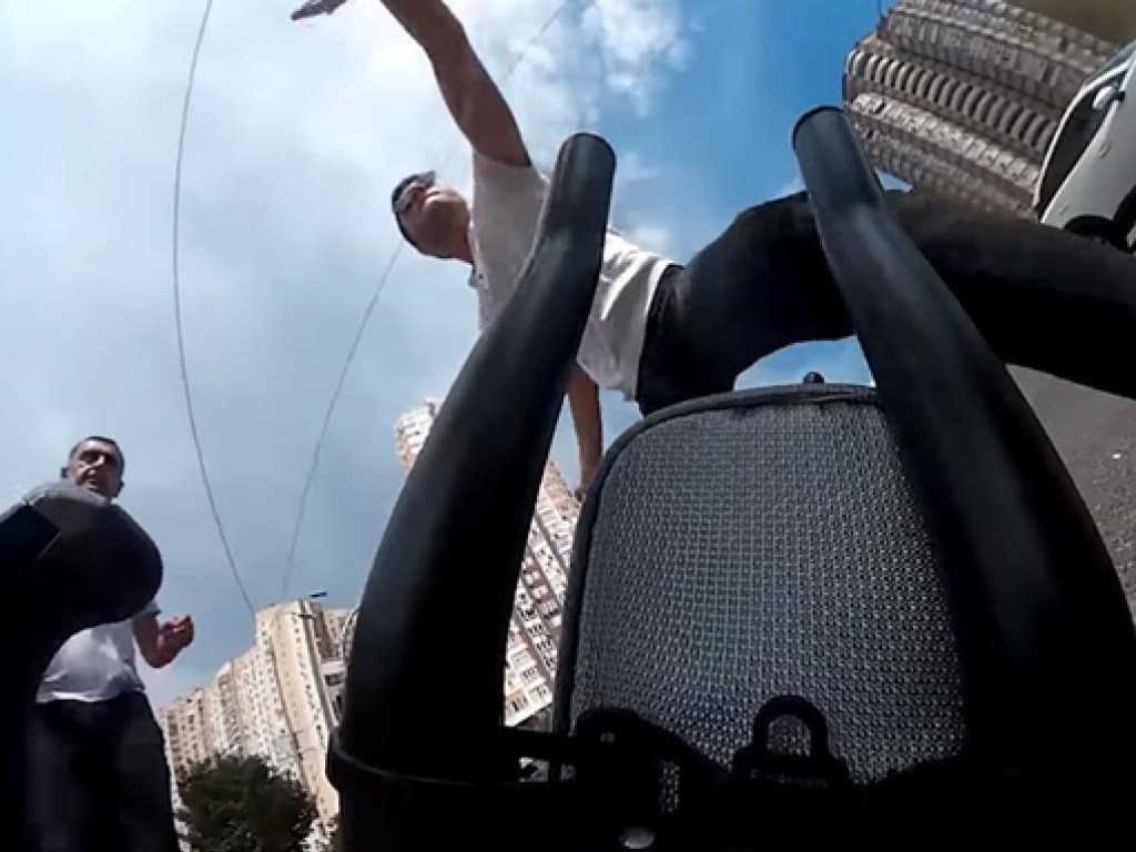 В Киеве водитель затеял драку с велосипедистом из-за замечания (ФОТО, ВИДЕО)