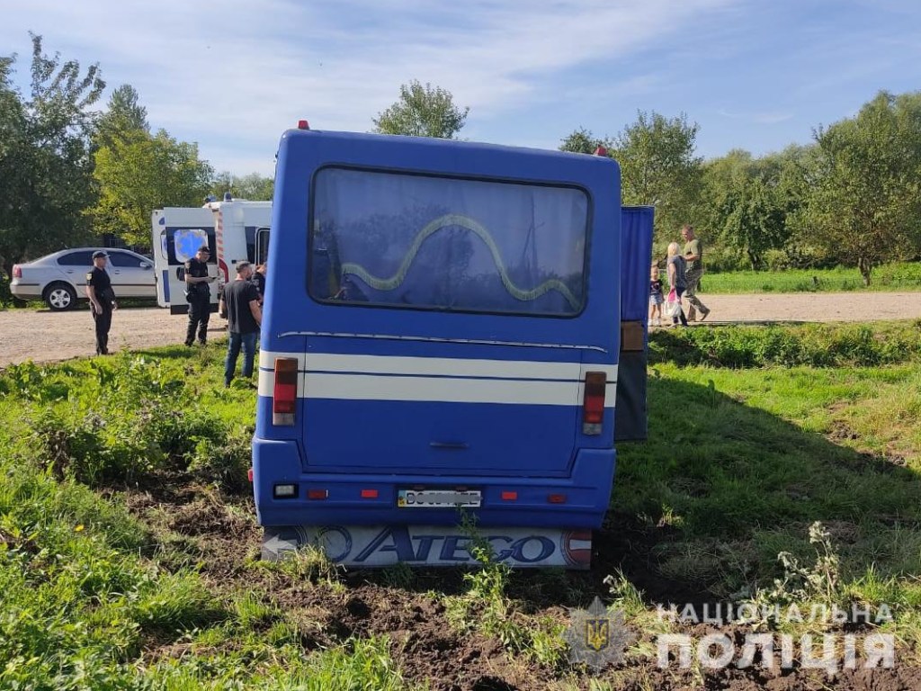 Автобус с пассажирами упал в кювет во Львовской области: семеро пострадавших (ФОТО)