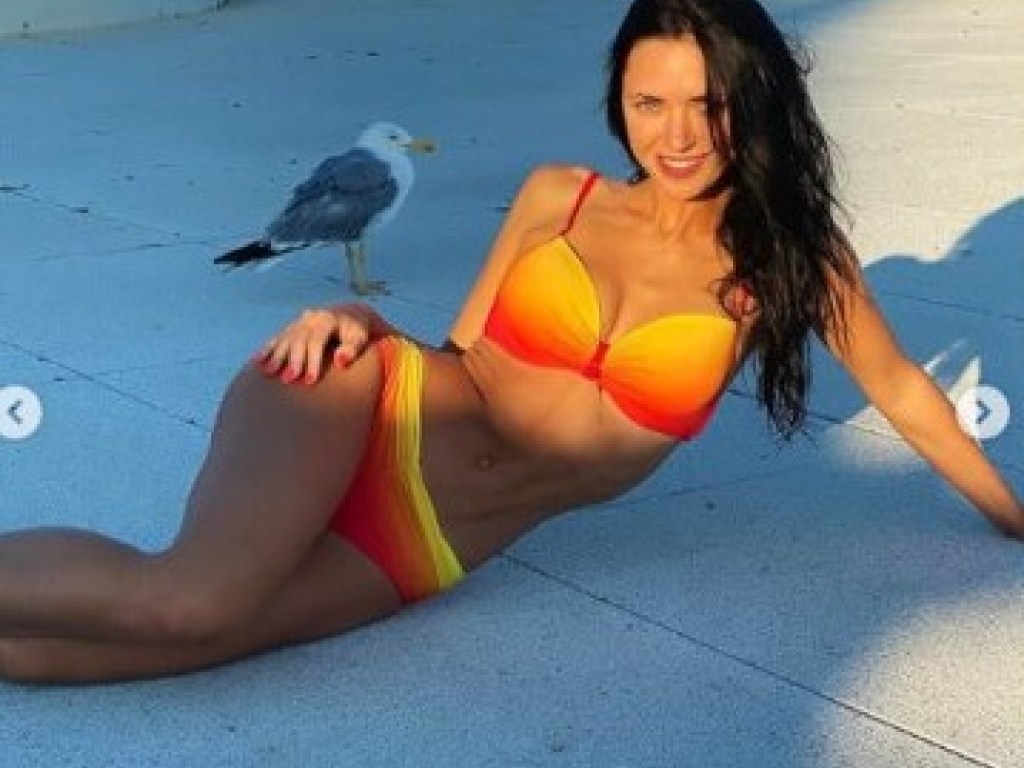Виктория из «НеАнгелов» поразила фанатов стройной фигурой на пляже и селфи с птицей (ФОТО)