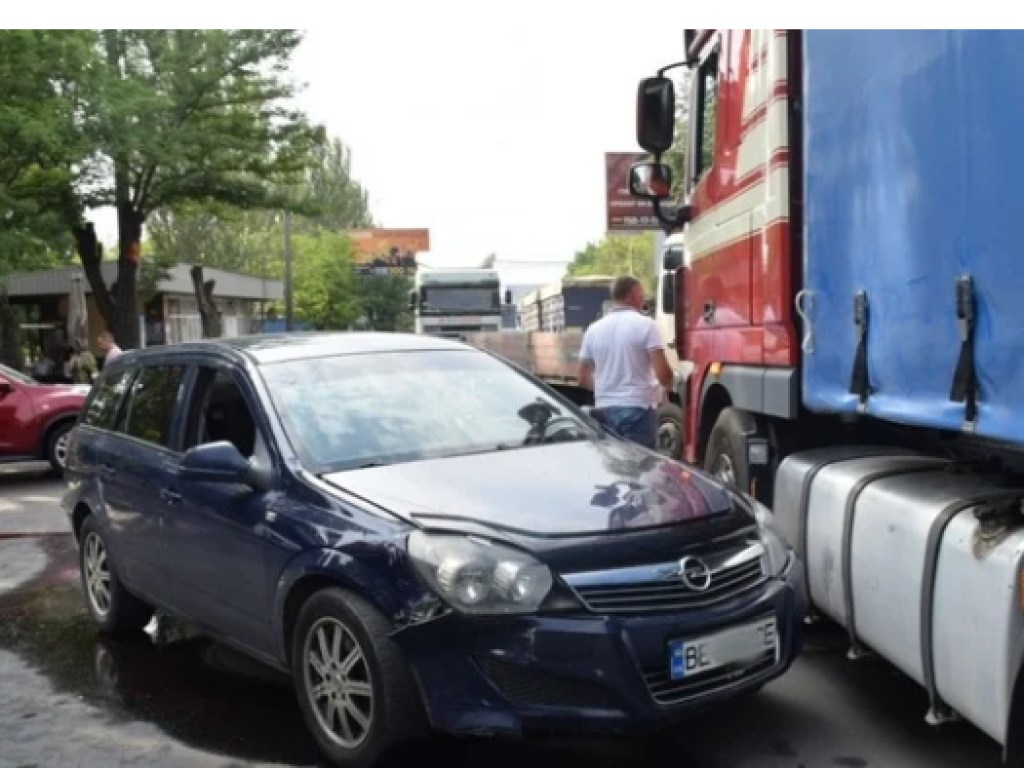 В Николаеве Opel въехал в тягач и Chevrolet (ФОТО)