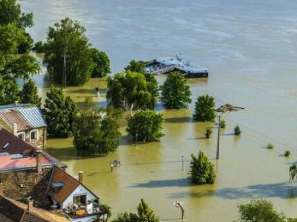 После ливня в Украине затопило несколько областей: в Сети показали фото и видео последствий стихии