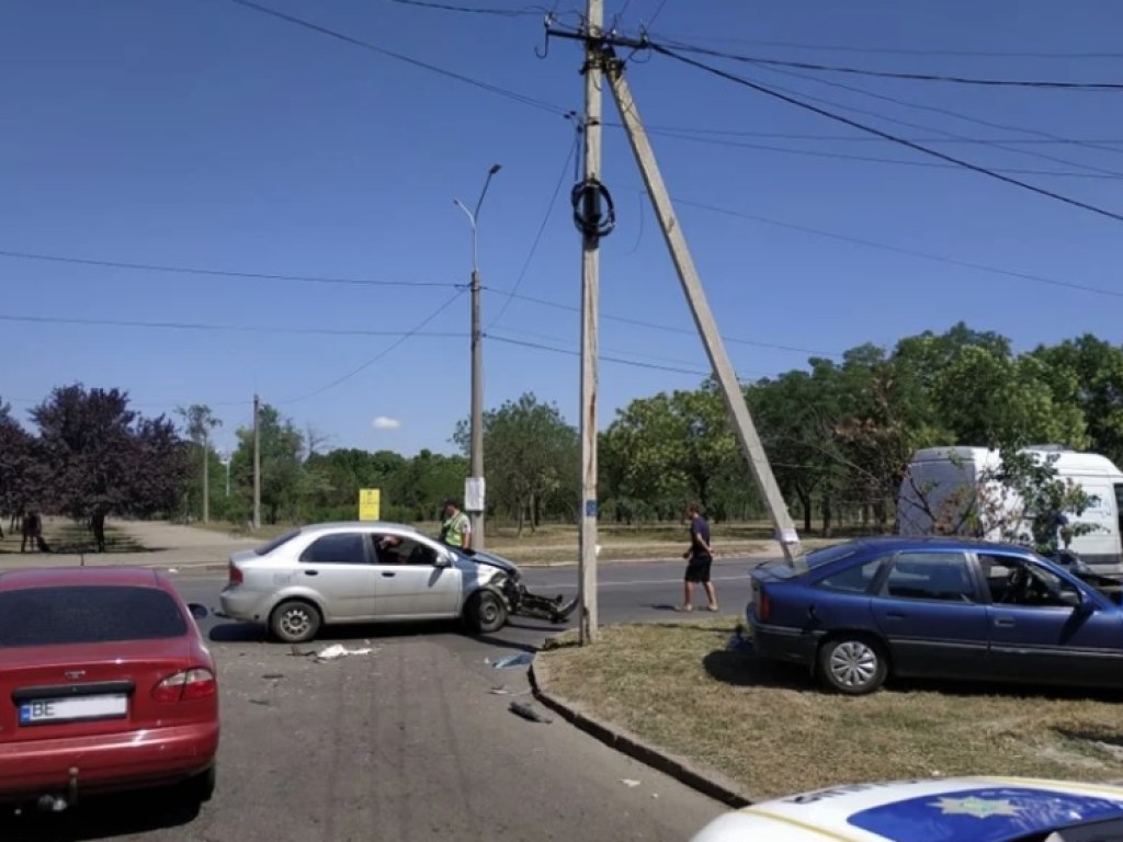 В центре Николаева столкнулись сразу три авто (ФОТО)