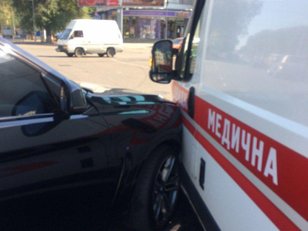В Одессе BMW X6 врезался в карету скорой помощи (ФОТО)