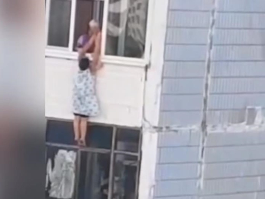 В Запорожье пенсионерка повисла на балконе многоэтажки (ФОТО, ВИДЕО)
