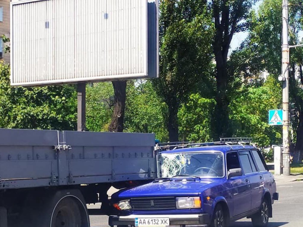 На Оболони в Киеве Lada врезалась в грузовик (ФОТО)