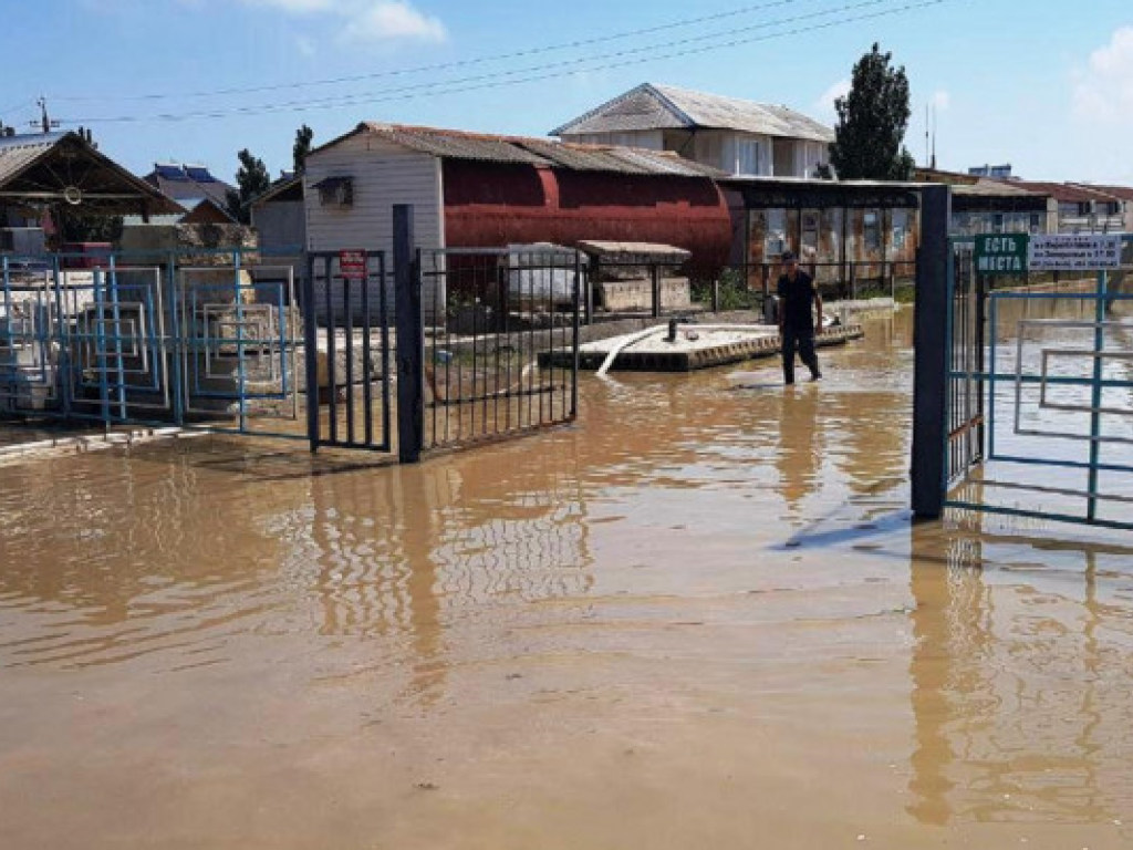 Спасатели вторые сутки ликвидируют последствия непогоды на азовском курорте (ФОТО)