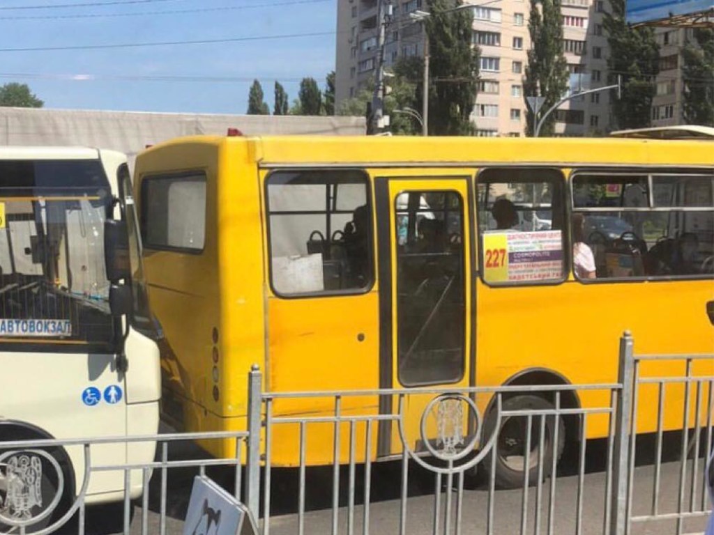 На Чоколовке в Киеве в ДТП попали две маршрутки (ФОТО)