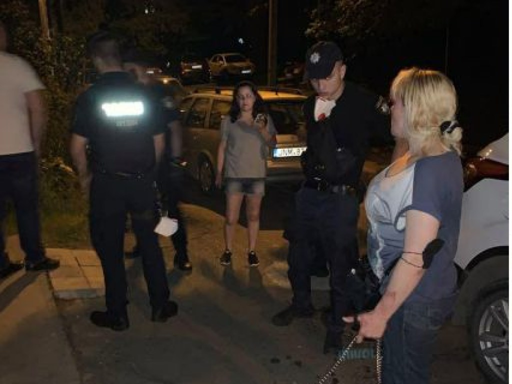 В Черновцах агрессивный мужчина избил женщину и ее собаку (ФОТО)