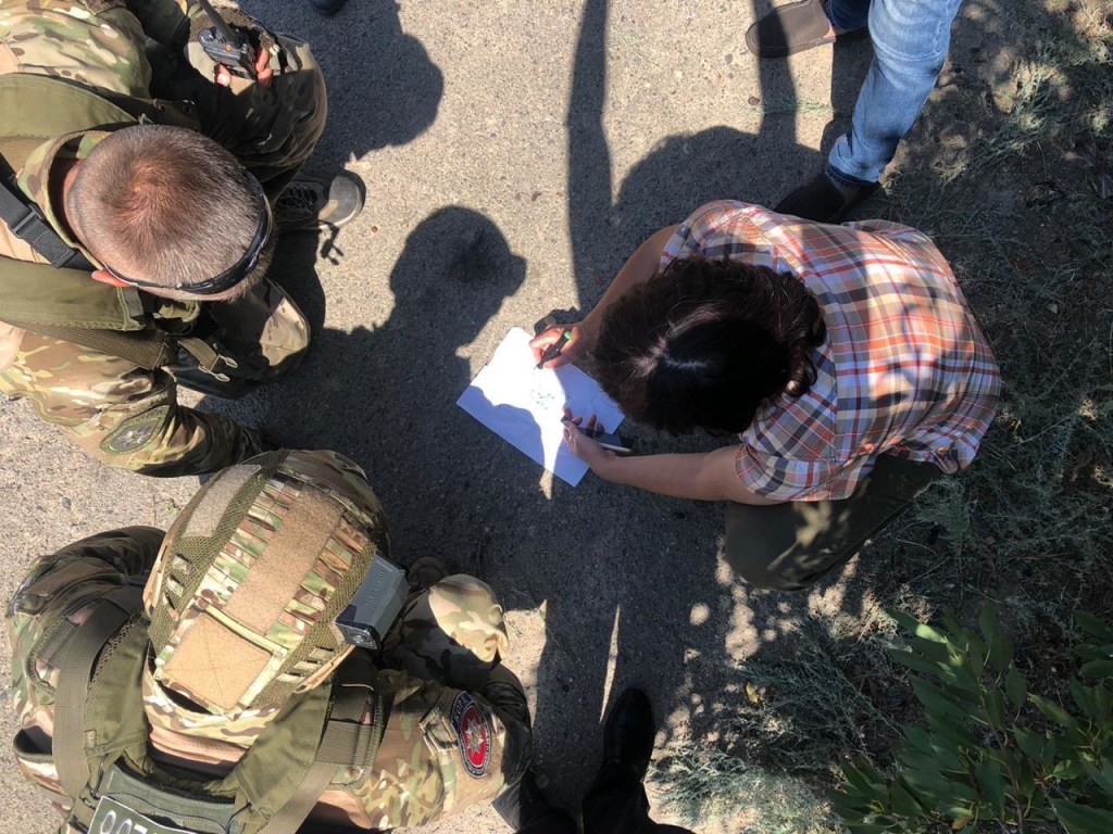 На Херсонщине мужчина в состоянии наркотического опьянения  открыл стрельбу из окна: один человек ранен (ФОТО)