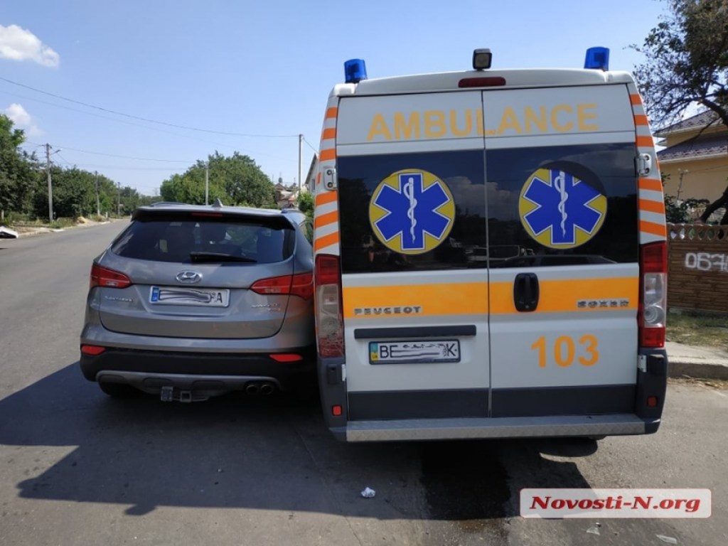 Водитель внедорожника спешил: В Николаеве столкнулись кроссовер и авто скорой помощи (ФОТО)