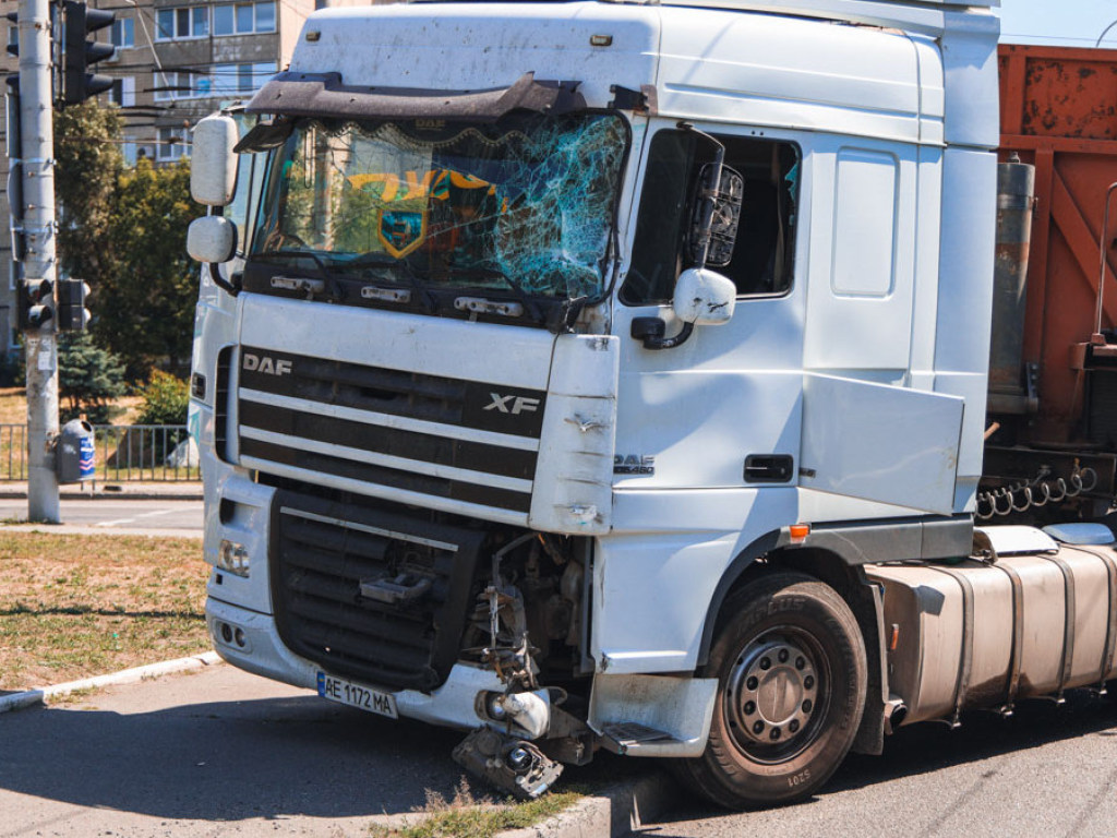 В Днепре грузовик столкнулся с автобусом: у пассажиров – порезы от осколков стекла (ФОТО, ВИДЕО)