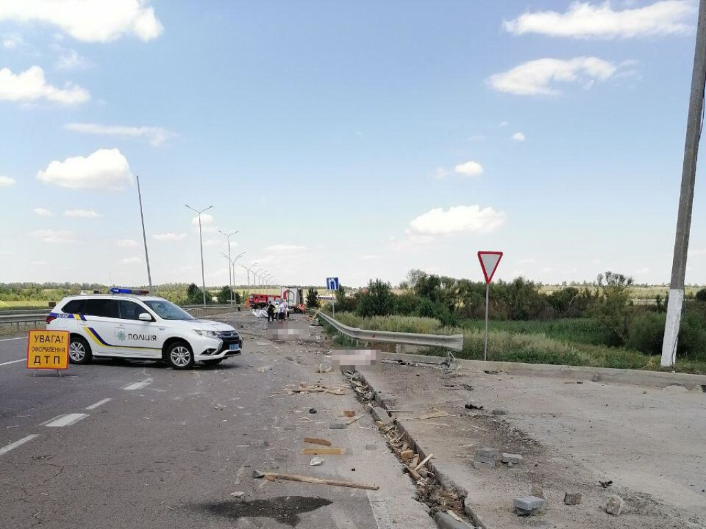 Грузовик врезался в отбойник: в Николаевской области автомобиль вынесло на территорию АЗС, погибли 2 человека (ФОТО)