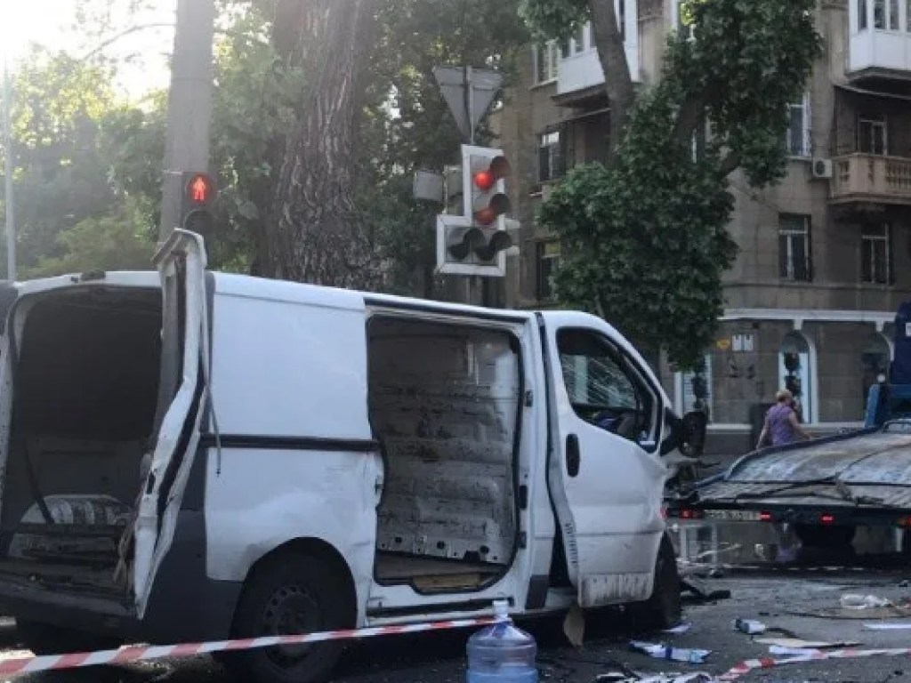 В Одессе столкнулись микроавтобус и авто полиции: пострадала девушка-патрульная (ФОТО)