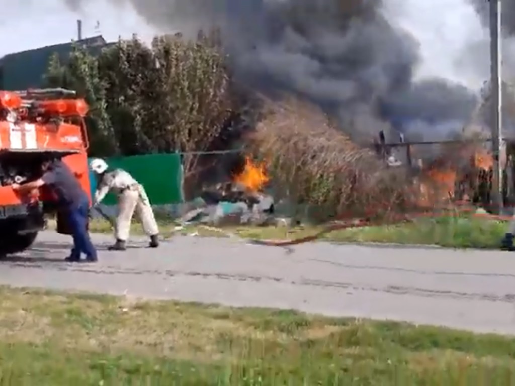 В Киевской области произошел пожар: сгорели 2 тонны соломы и пять автомобилей (ВИДЕО)
