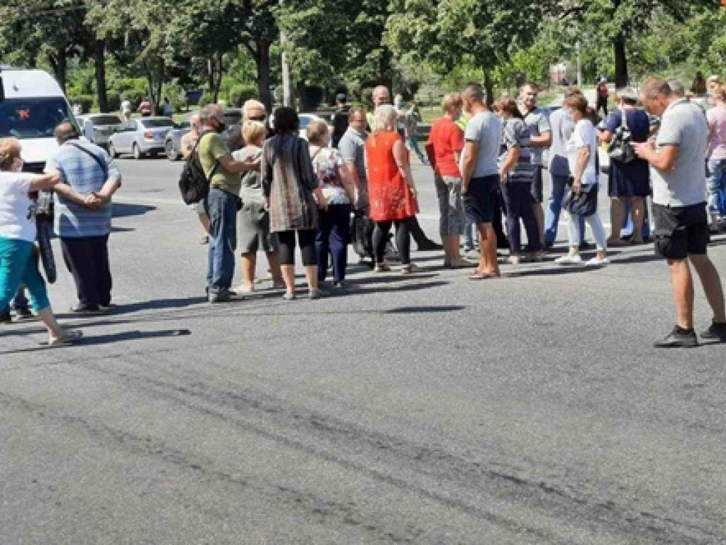Образуются пробки: в Киеве протестующие перекрыли движение по проспекту Маяковского (ФОТО)