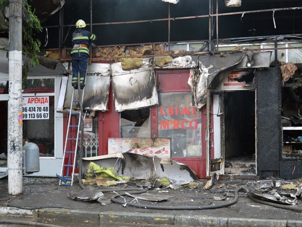 В центре Днепра сгорели пять продуктовых киосков (ФОТО, ВИДЕО)