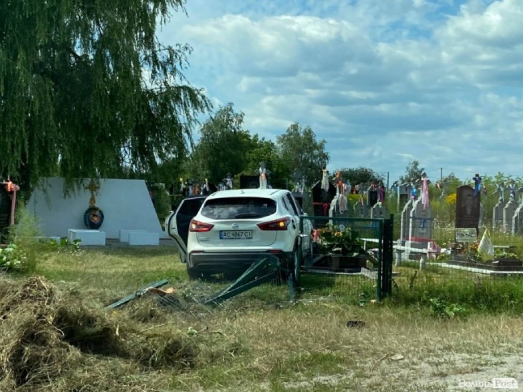 В селе на Волыни кладбище пострадало в результате ДТП (ФОТО)