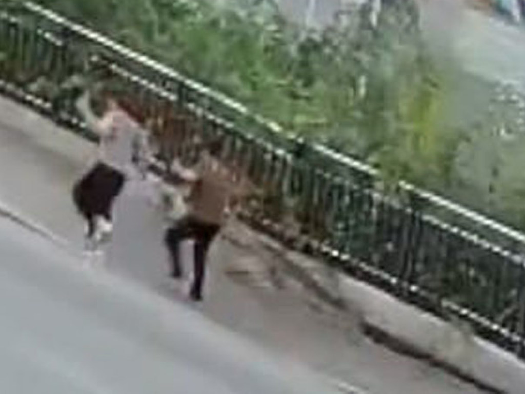Две женщины-пешехода упали в загадочную яму в Китае (ФОТО, ВИДЕО)