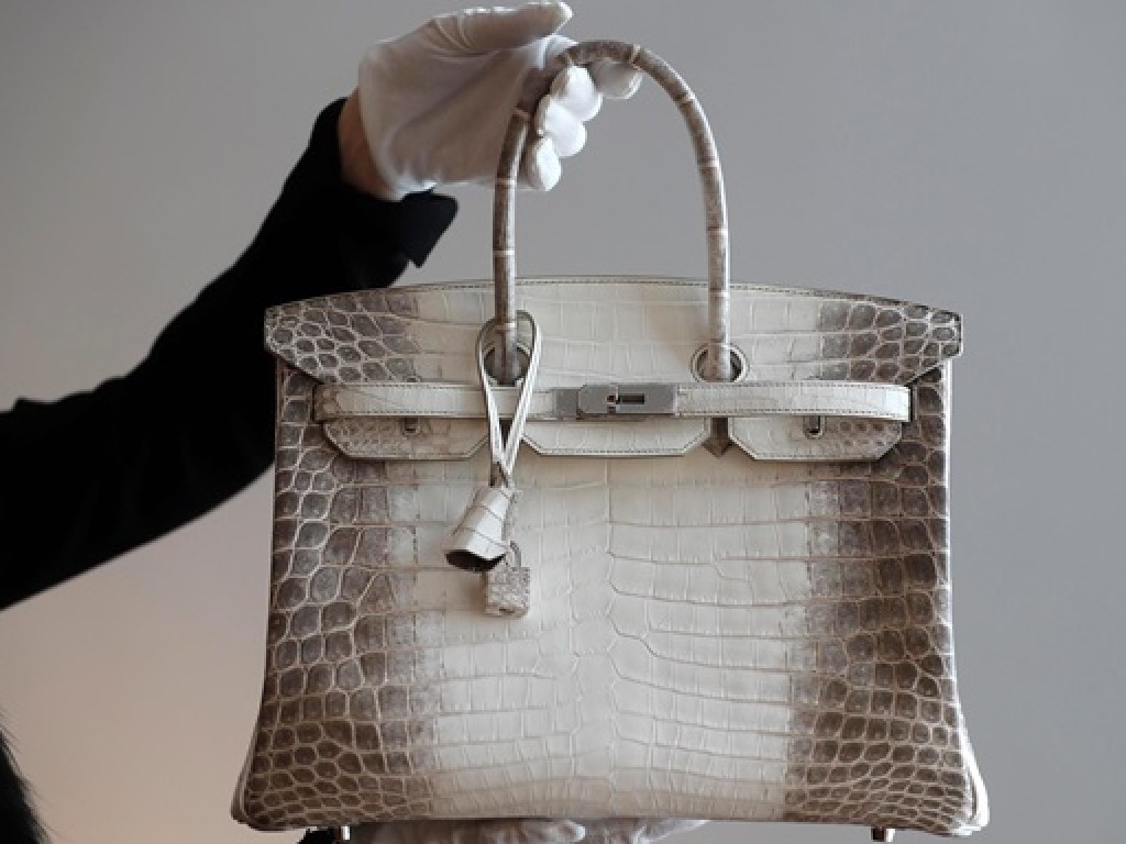 На аукционе продали сумку известного бренда за 300 тысяч долларов (ФОТО)