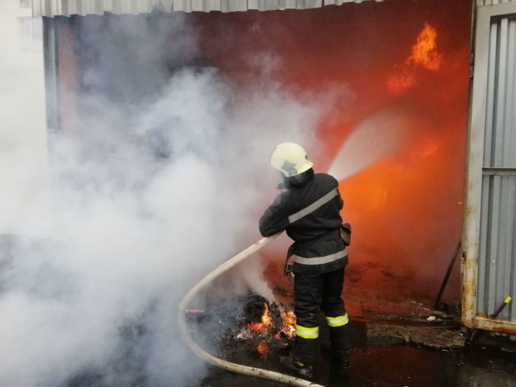 В Одесской области горел склад из-за удара молнии