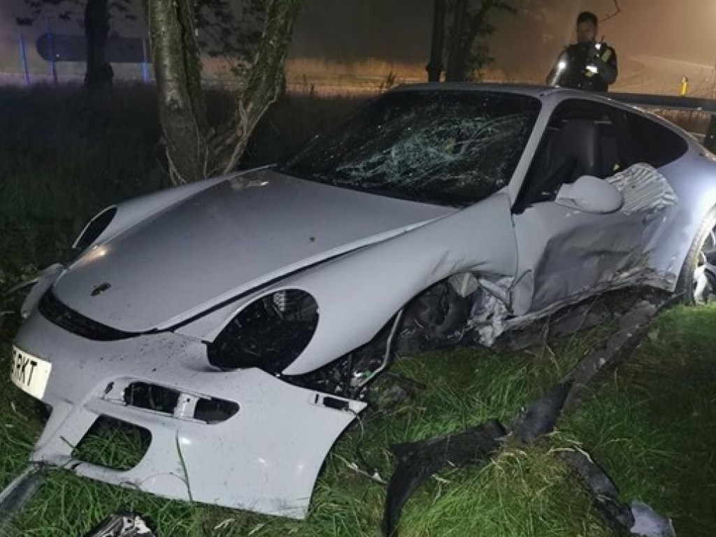 В Уэльсе подросток угнал и разбил Porsche (ФОТО)