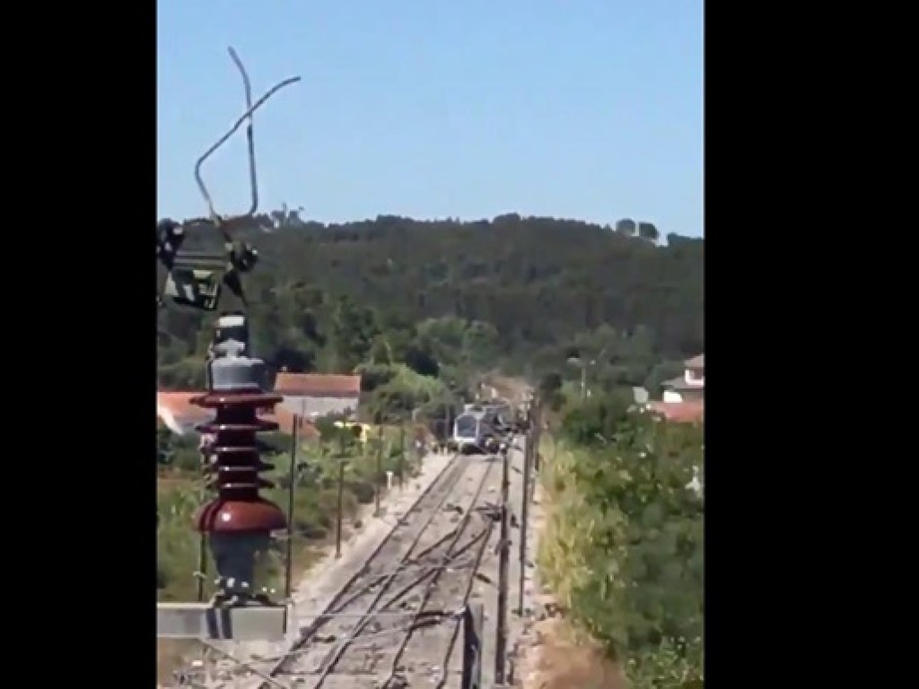 В Португалии поезд столкнулся с машиной: пятьдесят пострадавших, один погибший (ФОТО, ВИДЕО)
