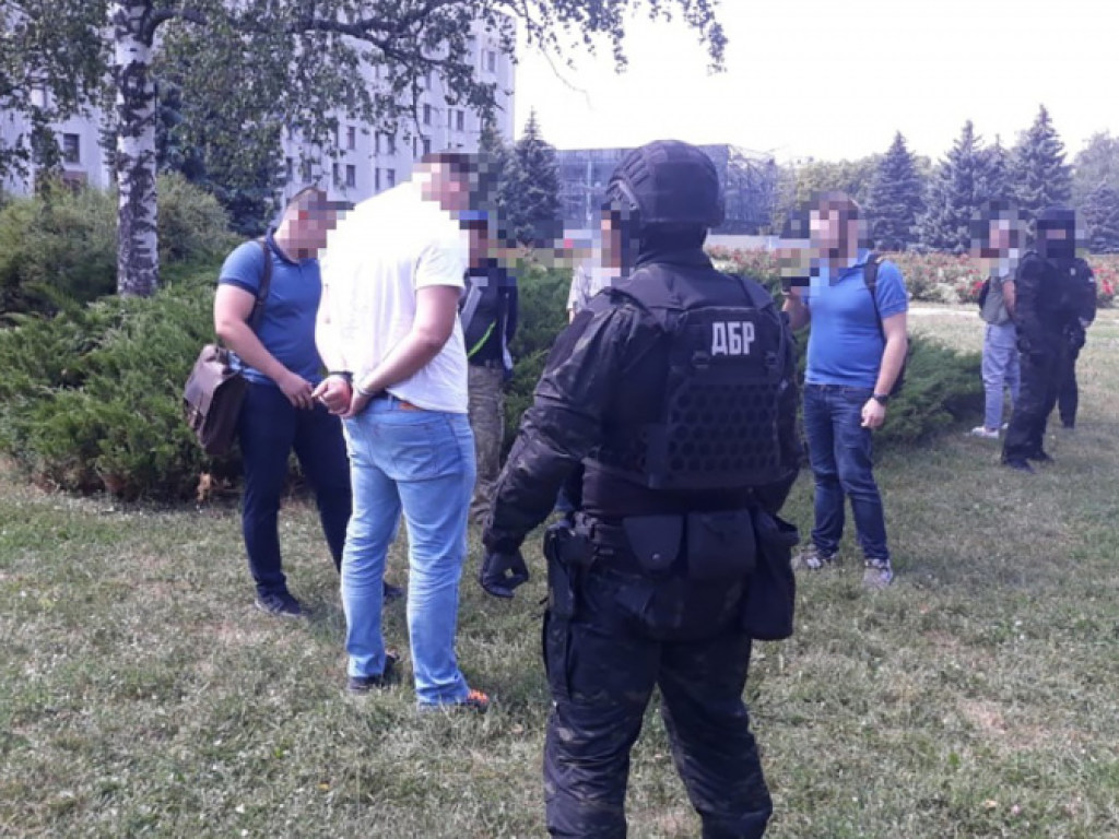 В Полтаве при получении взятки задержали следователя ГБР и полицейского (ФОТО)