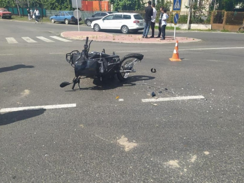 На Закарпатье столкнулись «копейка» и мотоцикл: есть пострадавшие (ФОТО)