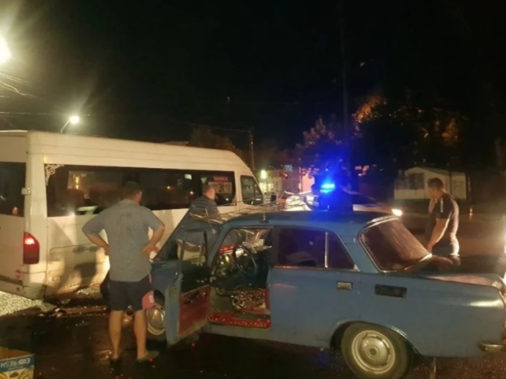 ДТП в Николаеве: дорога стала «томатной» из столкновения «Москвича» с маршруткой