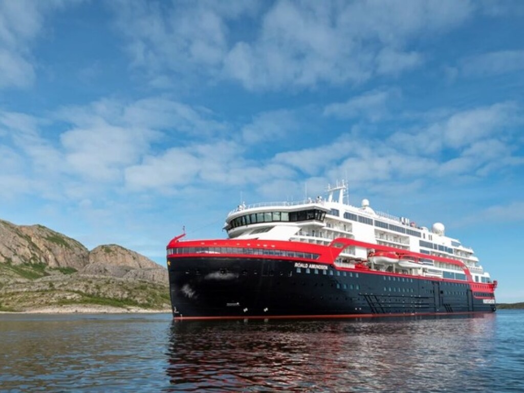 На норвежском лайнере произошла вспышка коронавируса: есть ли там украинцы