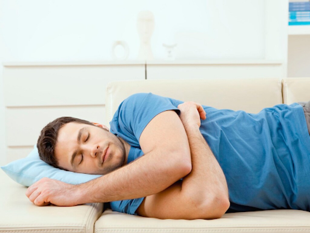 «Лучшая поза для сна»: спать полезно только на боку &#8212; ученые