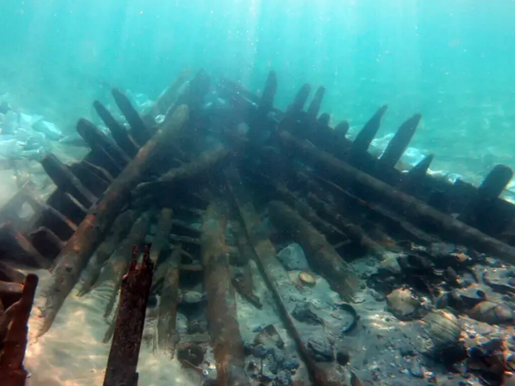 Археологи показали артефакты с затонувшего судна: Корабль вытащили из Средиземного моря спустя 1300 лет (ФОТО)