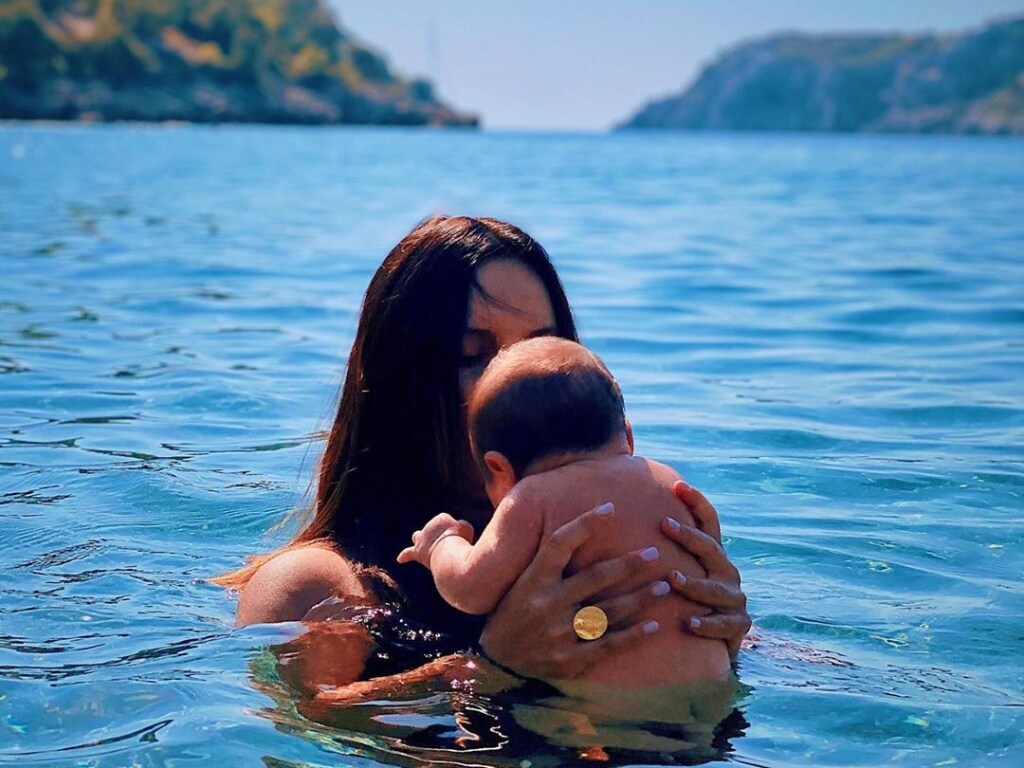 Джамала показала, как купает новорожденного сына в море (ФОТО) 