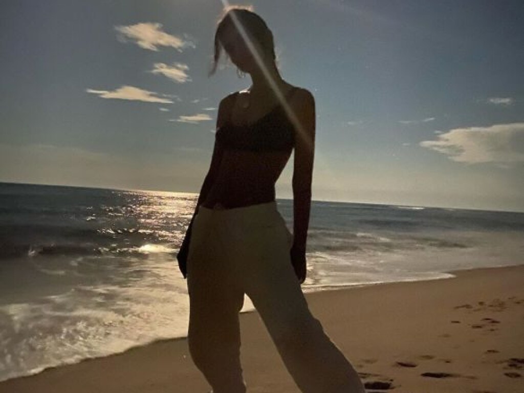 Белая мини-юбка и кроп-топ: Эмили Ратаковски гуляла по пляжу в стильной одежде (ФОТО)