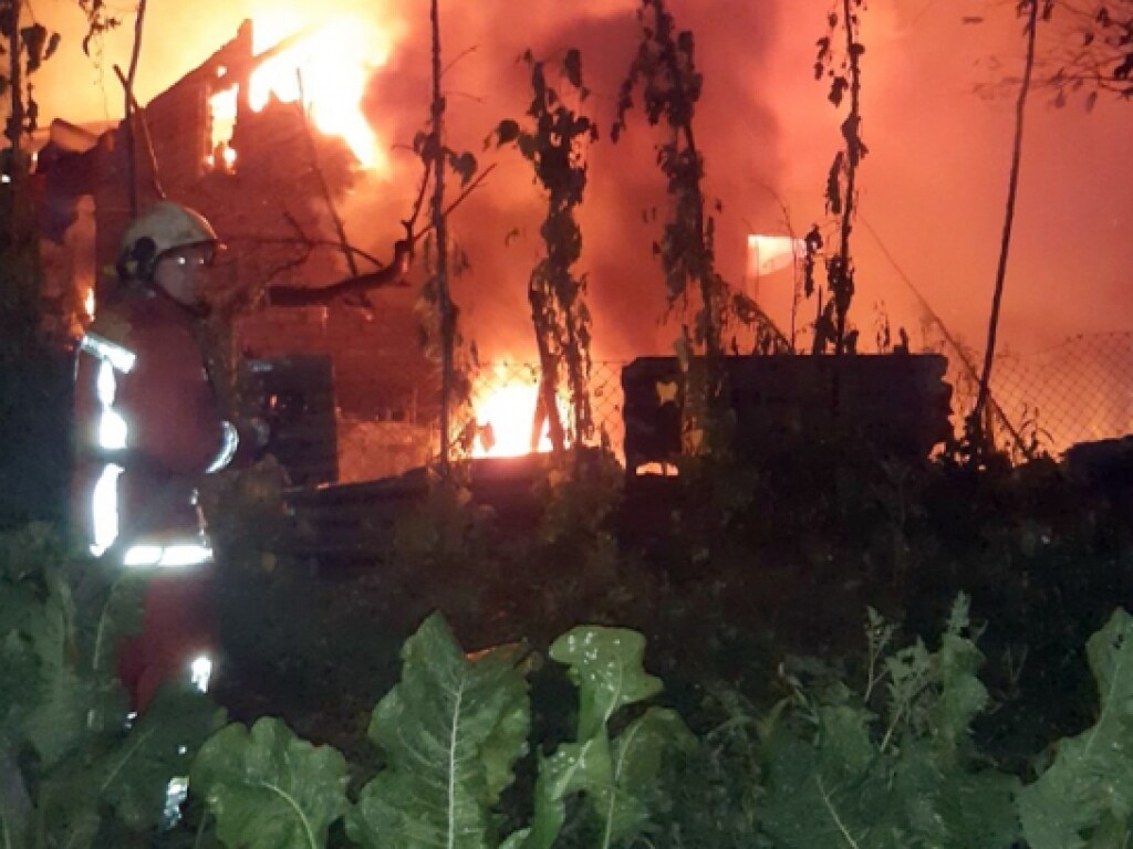 Закарпатье бойцы ГСЧС более шести часов тушили пожар в заброшенном доме (ФОТО) 