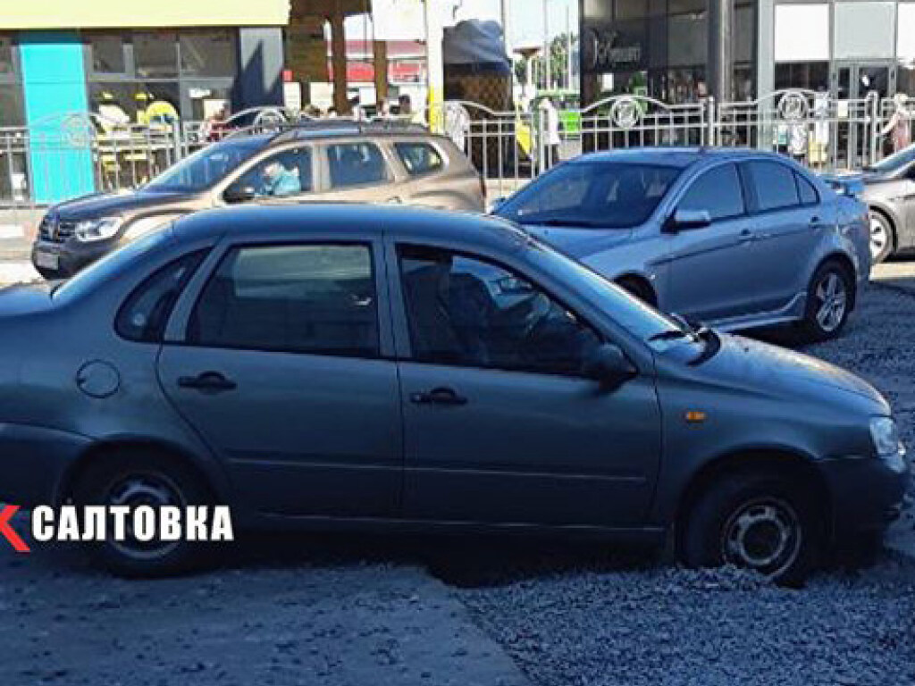 В Харькове легковушка застряла в трещине на дороге (ФОТО)