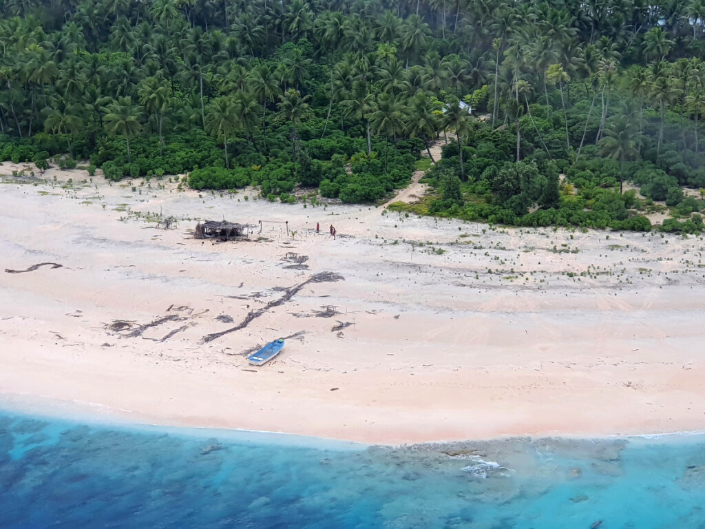 Морякам удалось спастись с необитаемого острова благодаря гигантской надписи SOS (ФОТО)