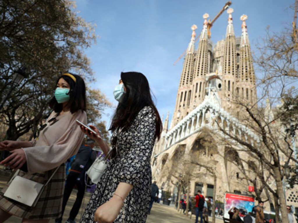 Из-за пандемии коронавируса поток туристов в Испанию сократился на 97,7%
