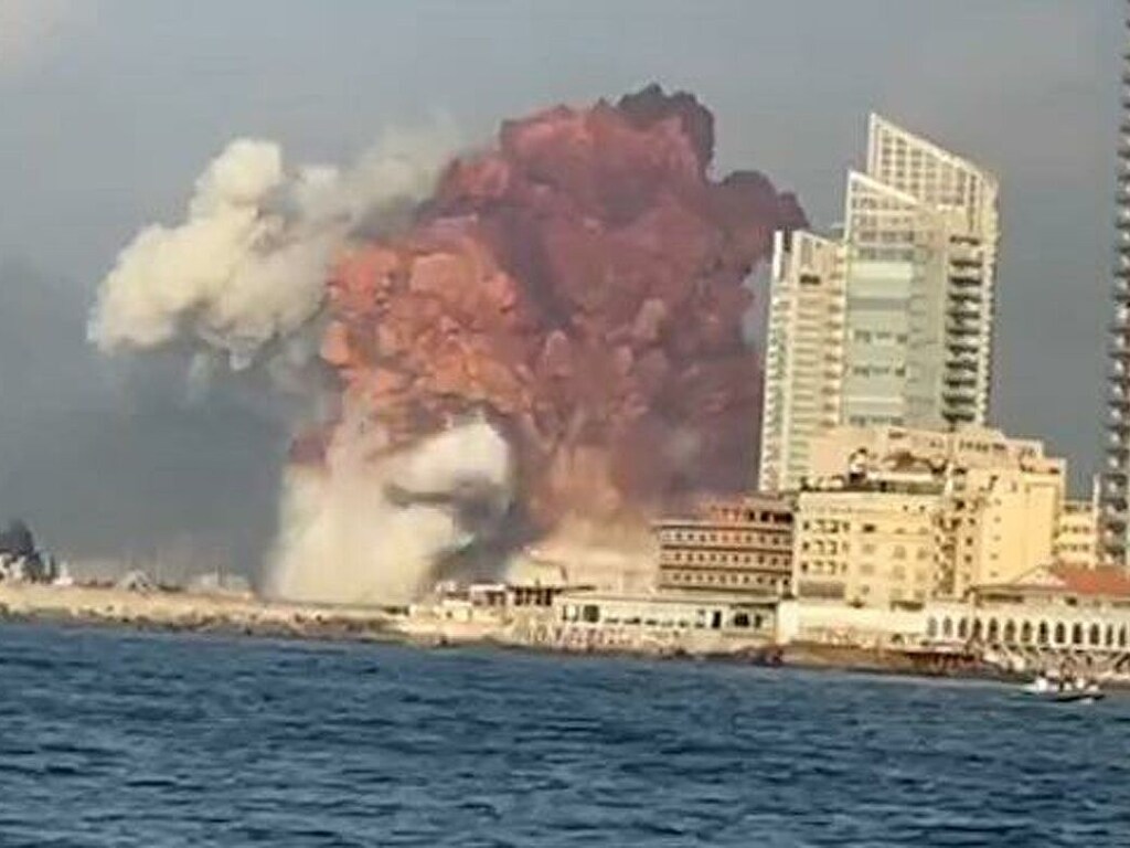 Два взрыва, сотни раненых, минимум 10 погибших: что известно о трагедии в Бейруте