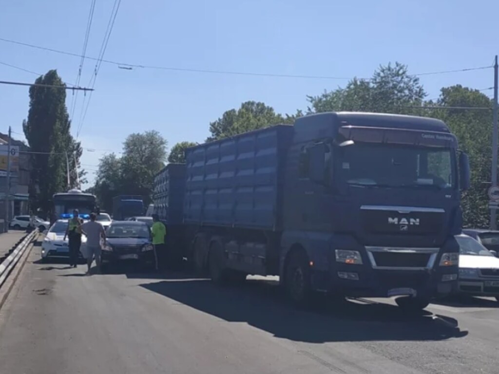 На мосту в Николаеве столкнулись грузовик MAN и Geely (ФОТО)