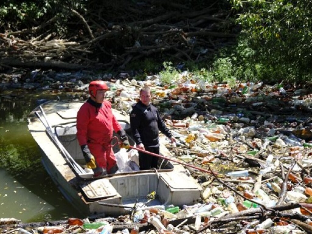 На одной из рек Закарпатья образовалась мусорная «пробка» (ФОТО)