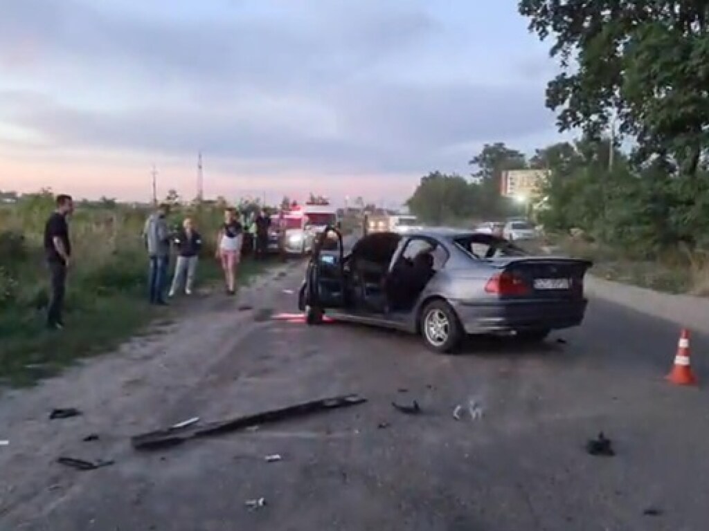 Под Киевом произошло лобовое столкновение BMW и SKODA, есть погибший и пострадавшие (ФОТО, ВИДЕО)