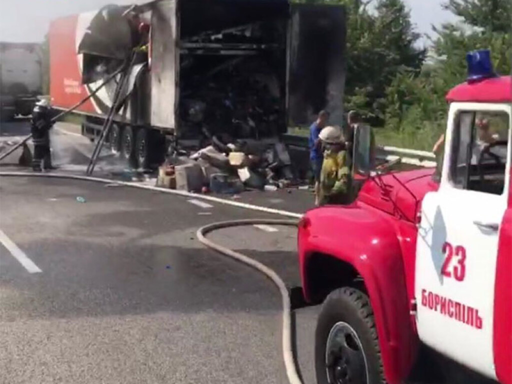 Под Киевом на Бориспольской трассе загорелся грузовик с посылками (ФОТО)