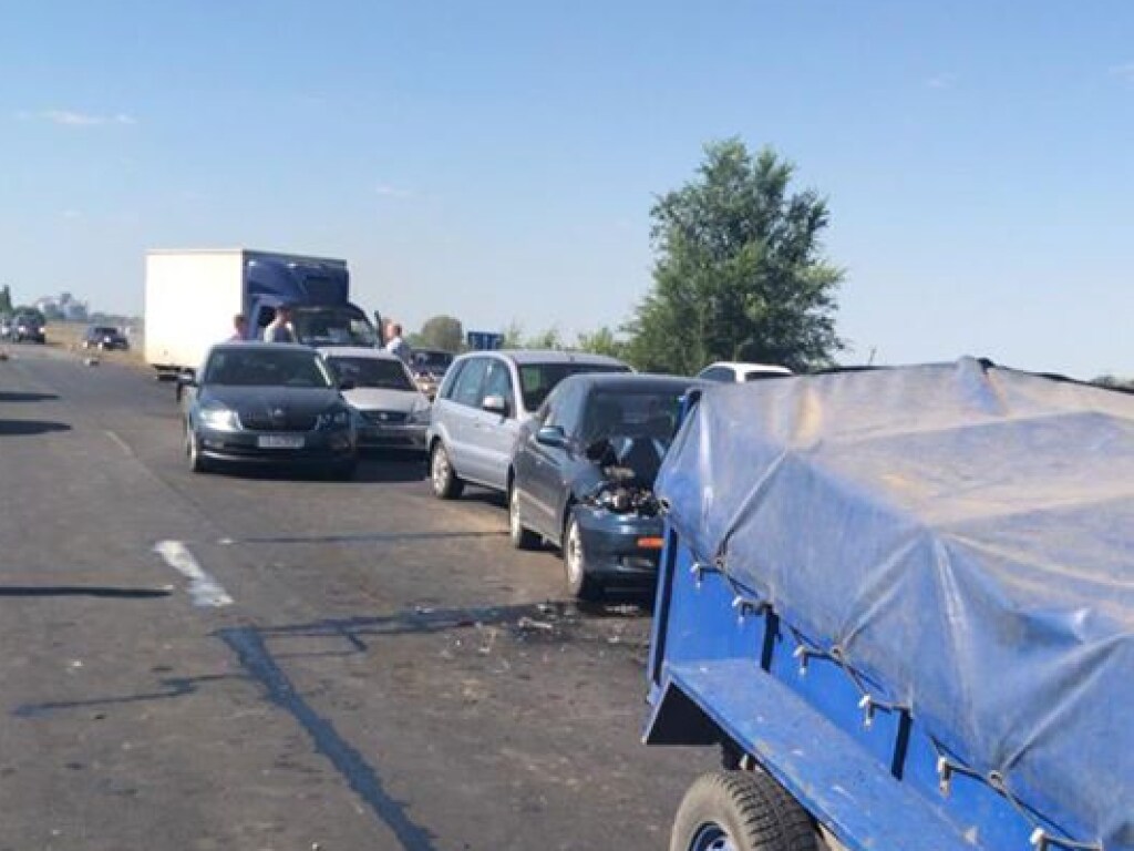 Под Николаевом столкнулись 9 авто: есть пострадавшие (ФОТО, ВИДЕО)