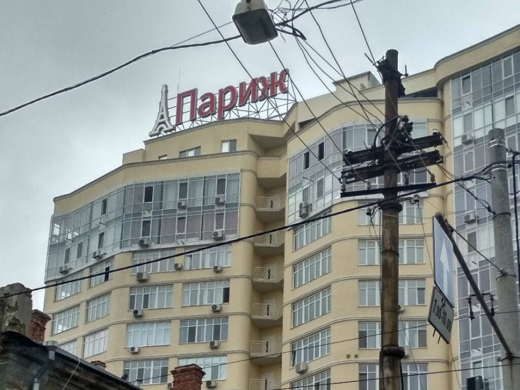 В Одессе девушка выпрыгнула из окна 11-го этажа: медики борются за ее жизнь (ВИДЕО)