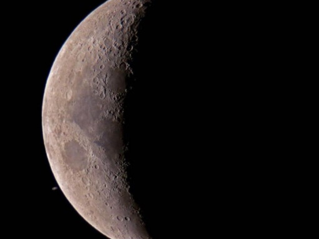 Фотограф показал яркий снимок затмения Луны и Сатурна (ФОТО)