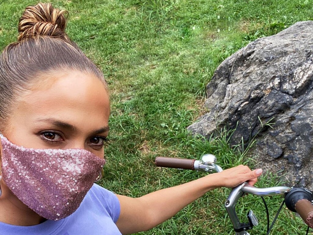 Дженнифер Лопес в ультрамодной маске совершила прогулку по Нью-Йорку (ФОТО)
