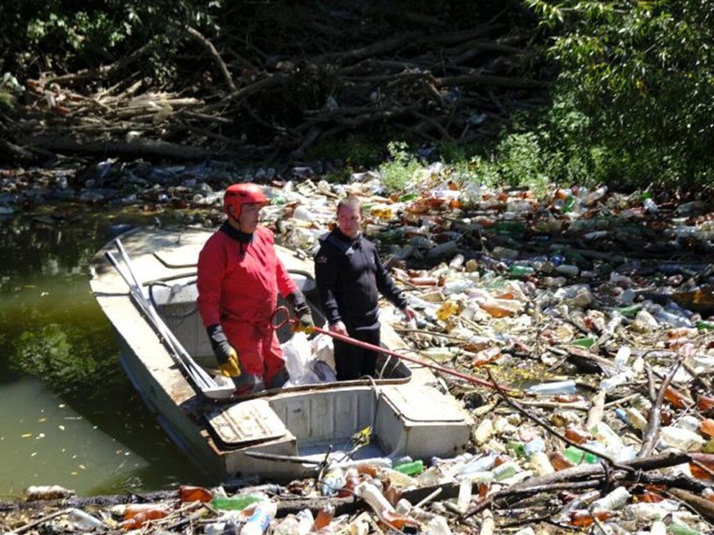 На Закарпатье мусор останавливает течение рек (ВИДЕО)