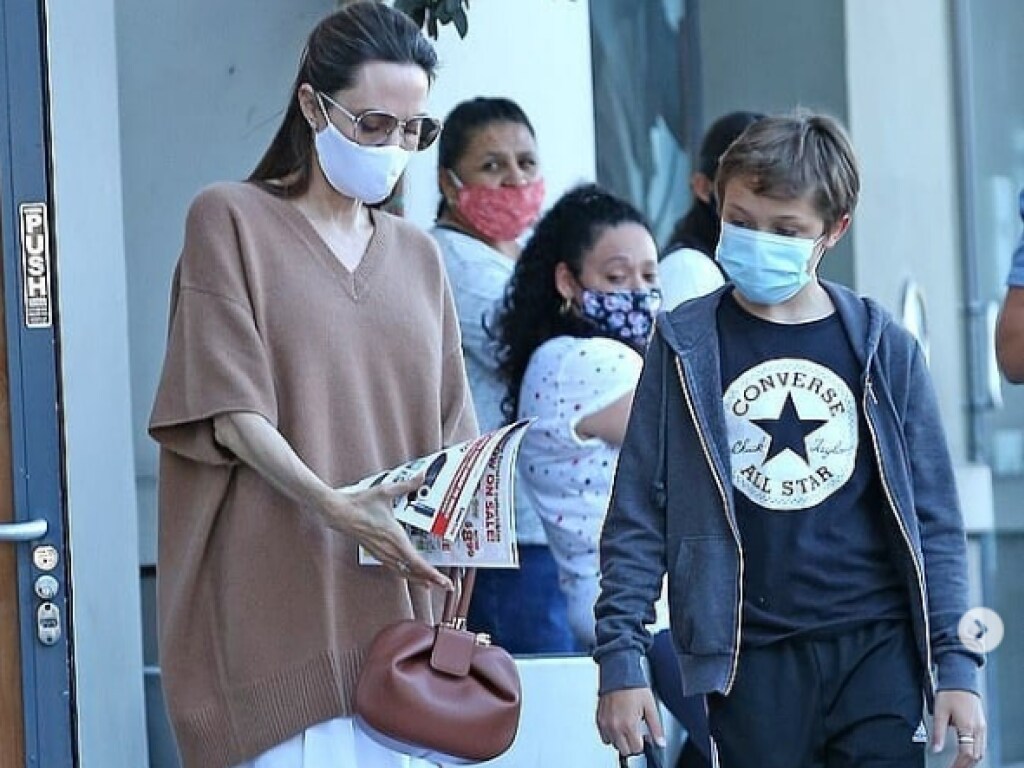 Похудевшая Анджелина Джоли удивила новым образом во время прогулки с сыном  (ФОТО)